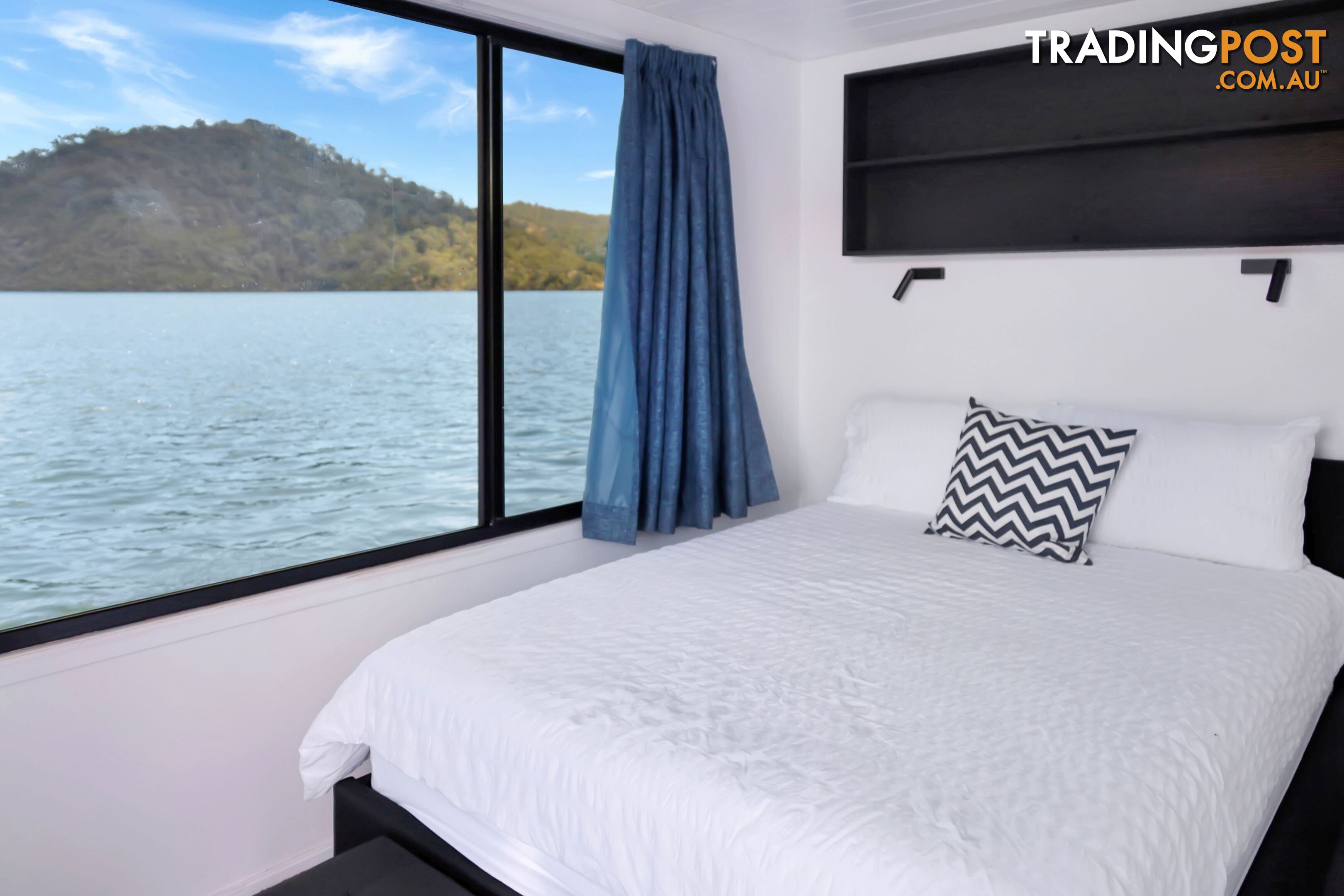 Intrepid Houseboat Holiday Home on Lake Eildon