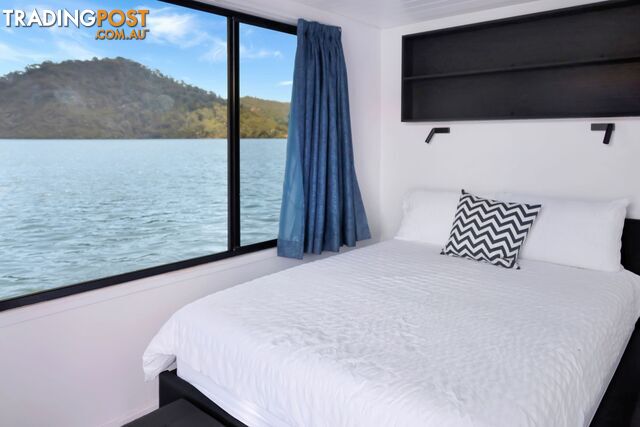 Intrepid Houseboat Holiday Home on Lake Eildon