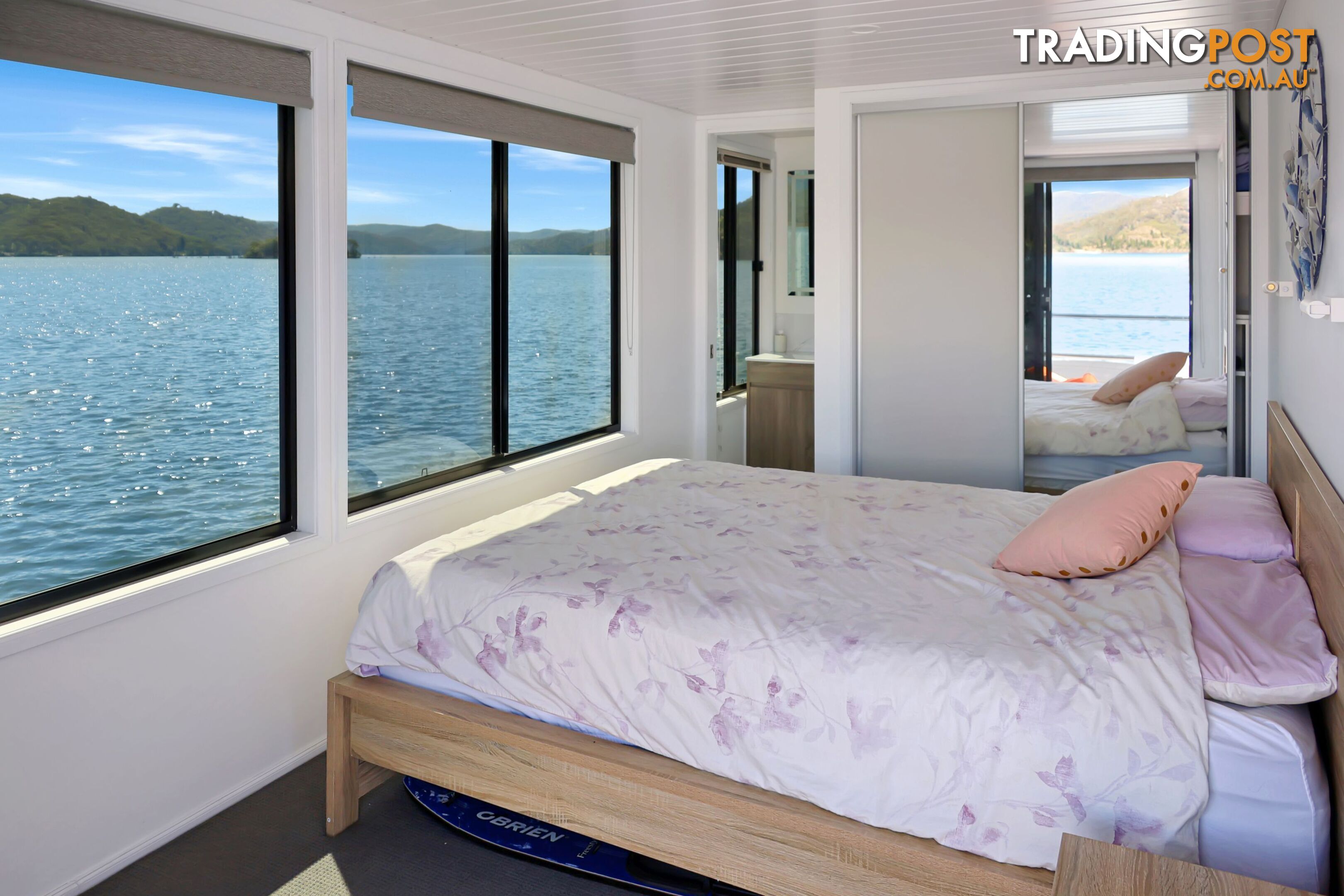 Intrepid Houseboat Holiday Home on Lake Eildon