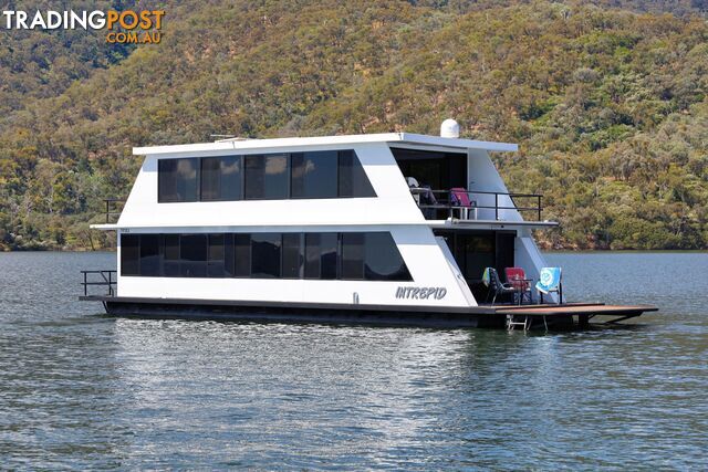 Intrepid Houseboat Holiday Home on Lake Eildon