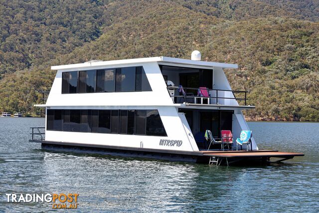 Intrepid Houseboat Holiday Home on Lake Eildon