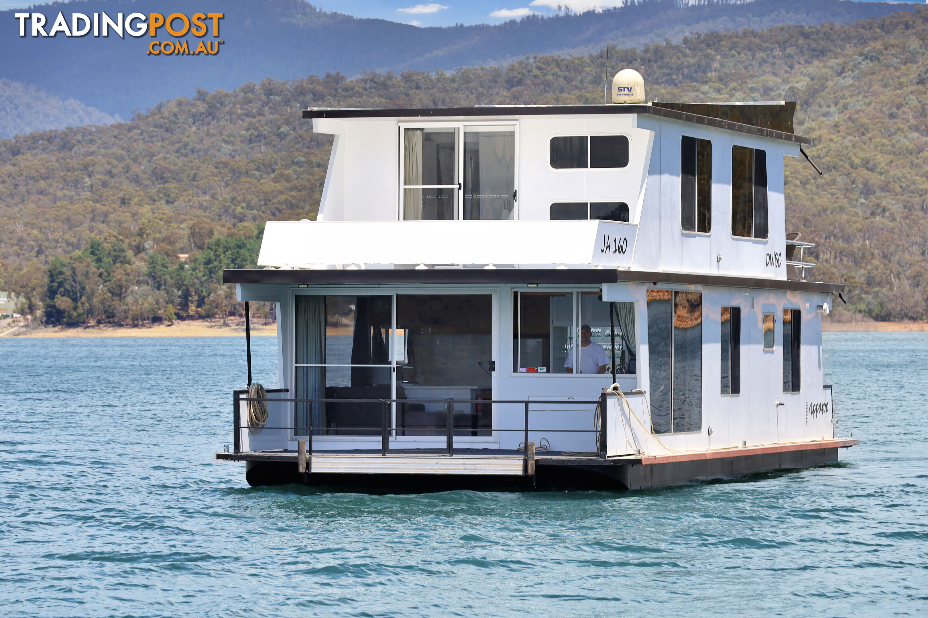 Rippatoo Houseboat Holiday Home on Lake Eildon