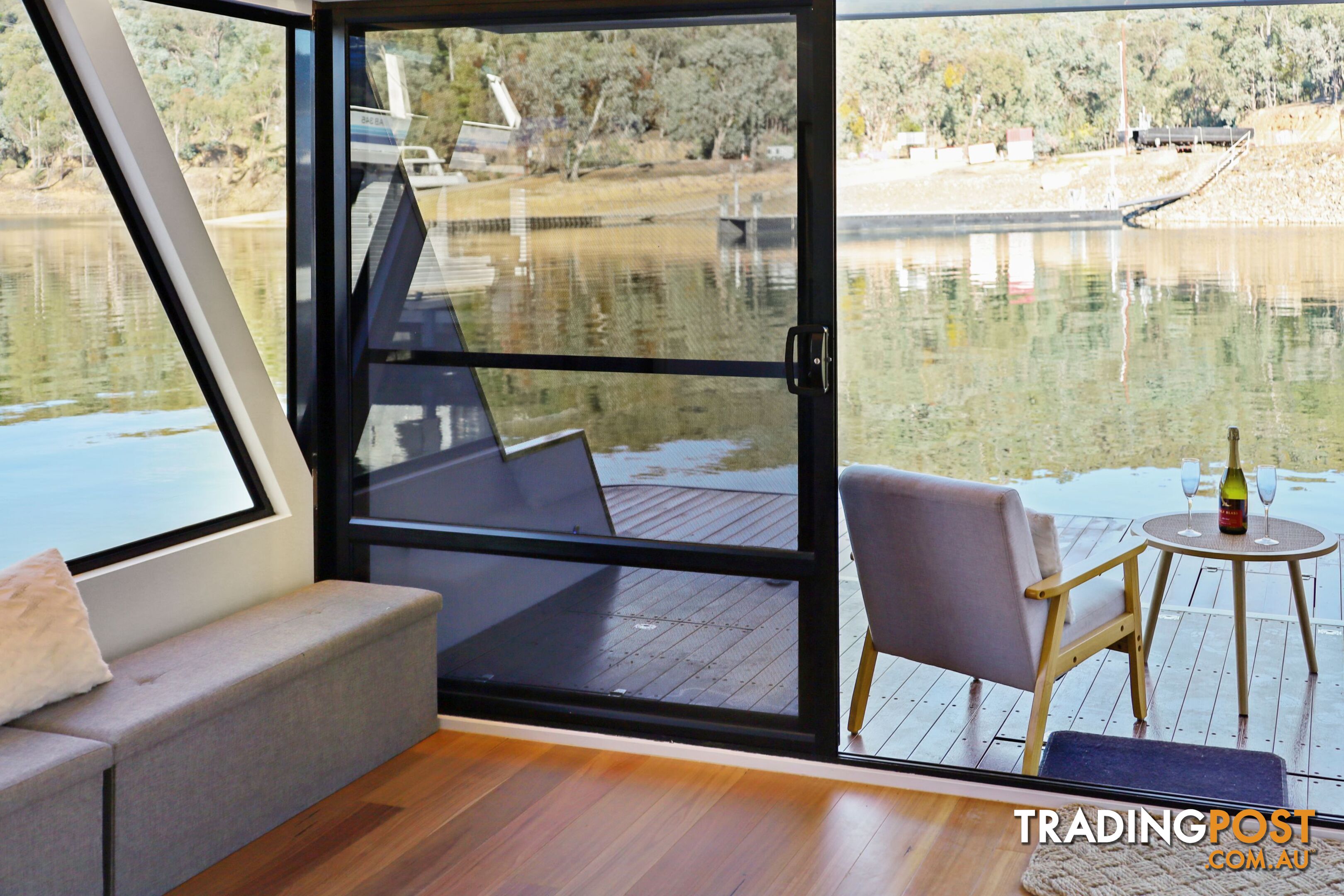 Top Gun Houseboat Holiday Home on Lake Eildon