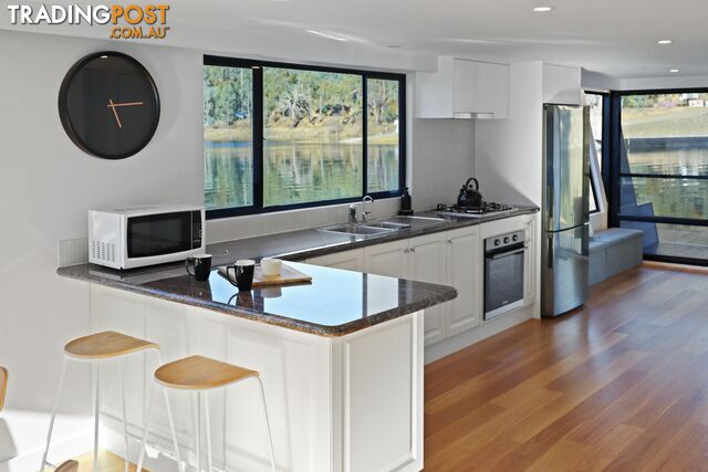 Top Gun Houseboat Holiday Home on Lake Eildon