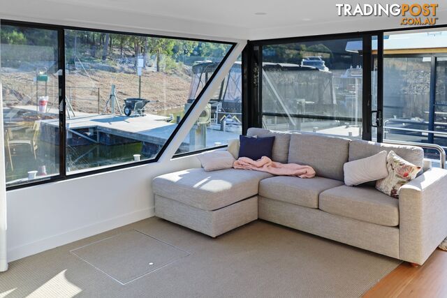 Top Gun Houseboat Holiday Home on Lake Eildon