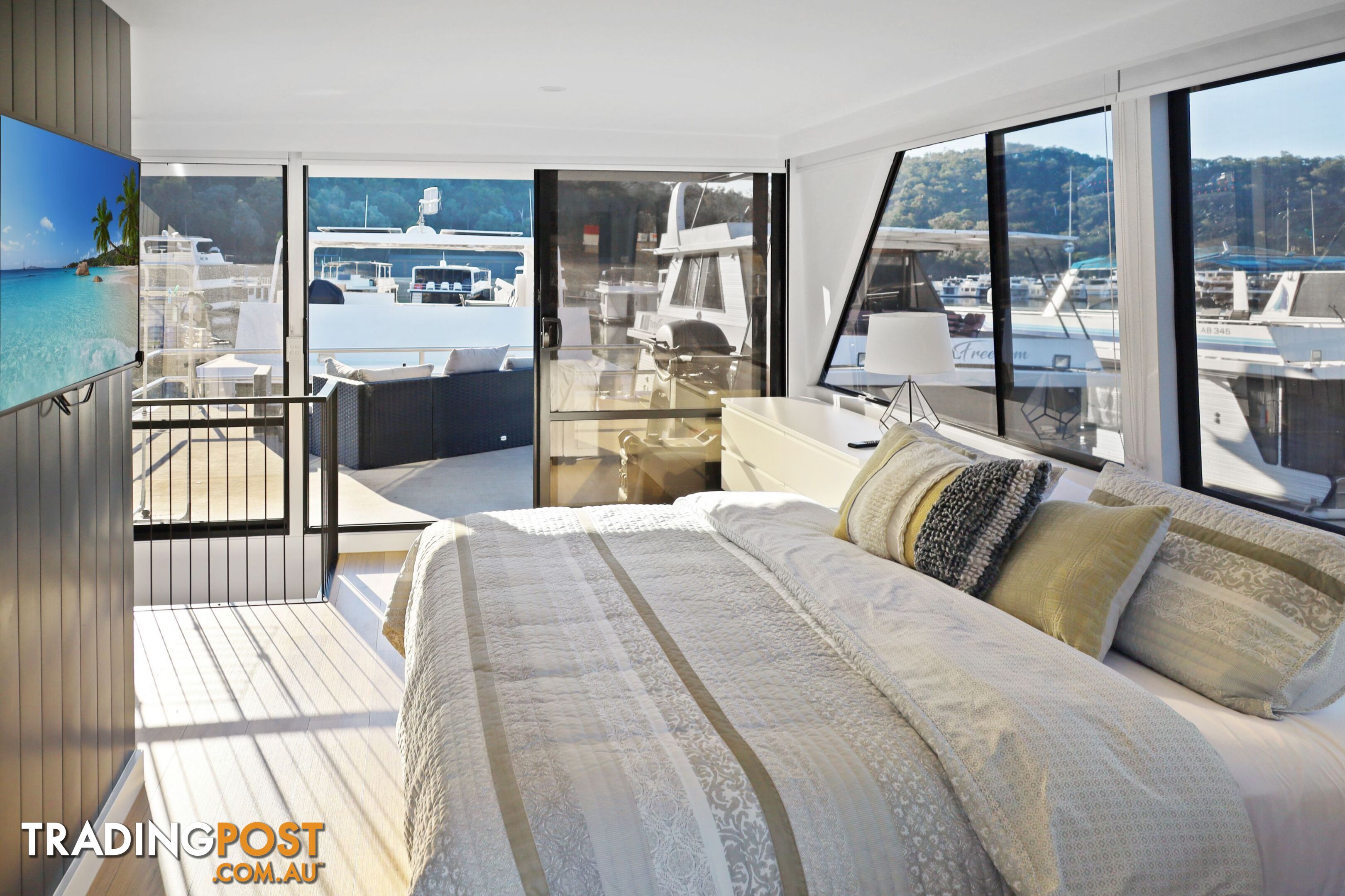 Top Gun Houseboat Holiday Home on Lake Eildon