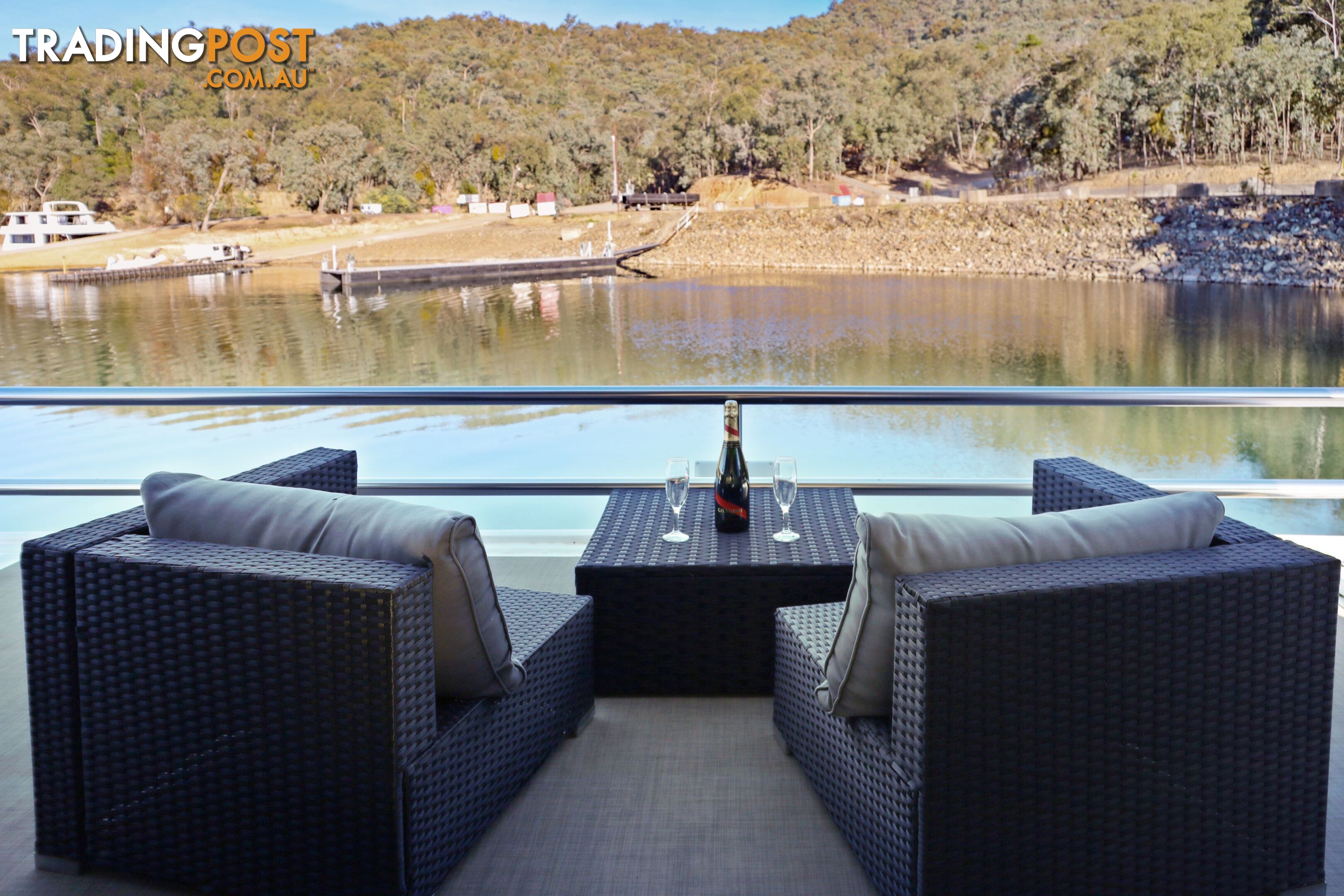 Top Gun Houseboat Holiday Home on Lake Eildon