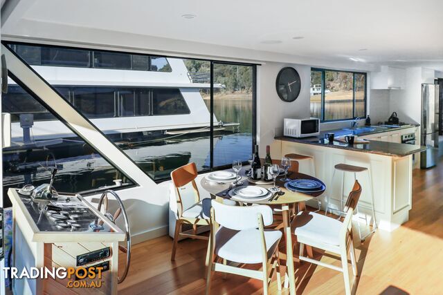 Top Gun Houseboat Holiday Home on Lake Eildon