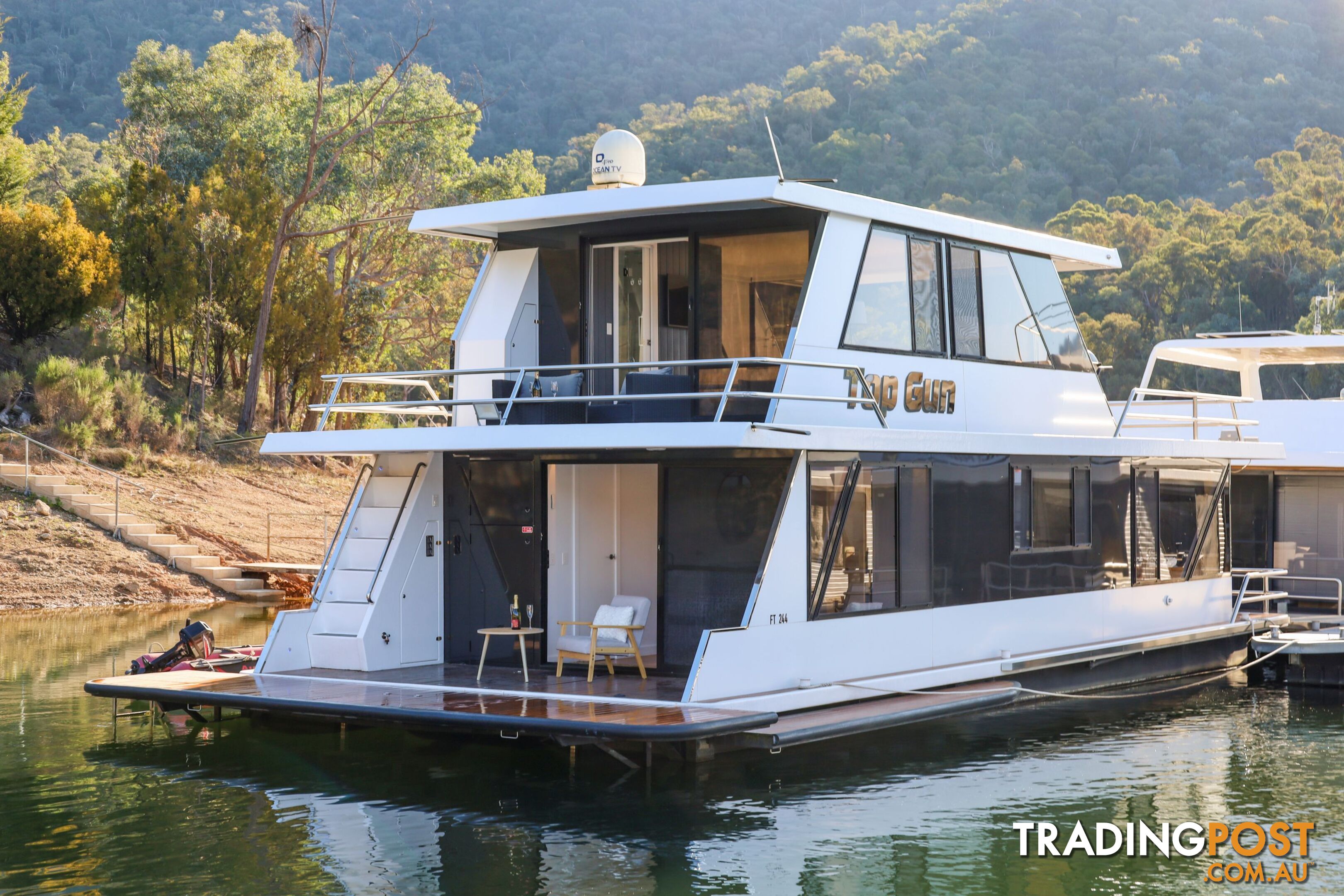 Top Gun Houseboat Holiday Home on Lake Eildon