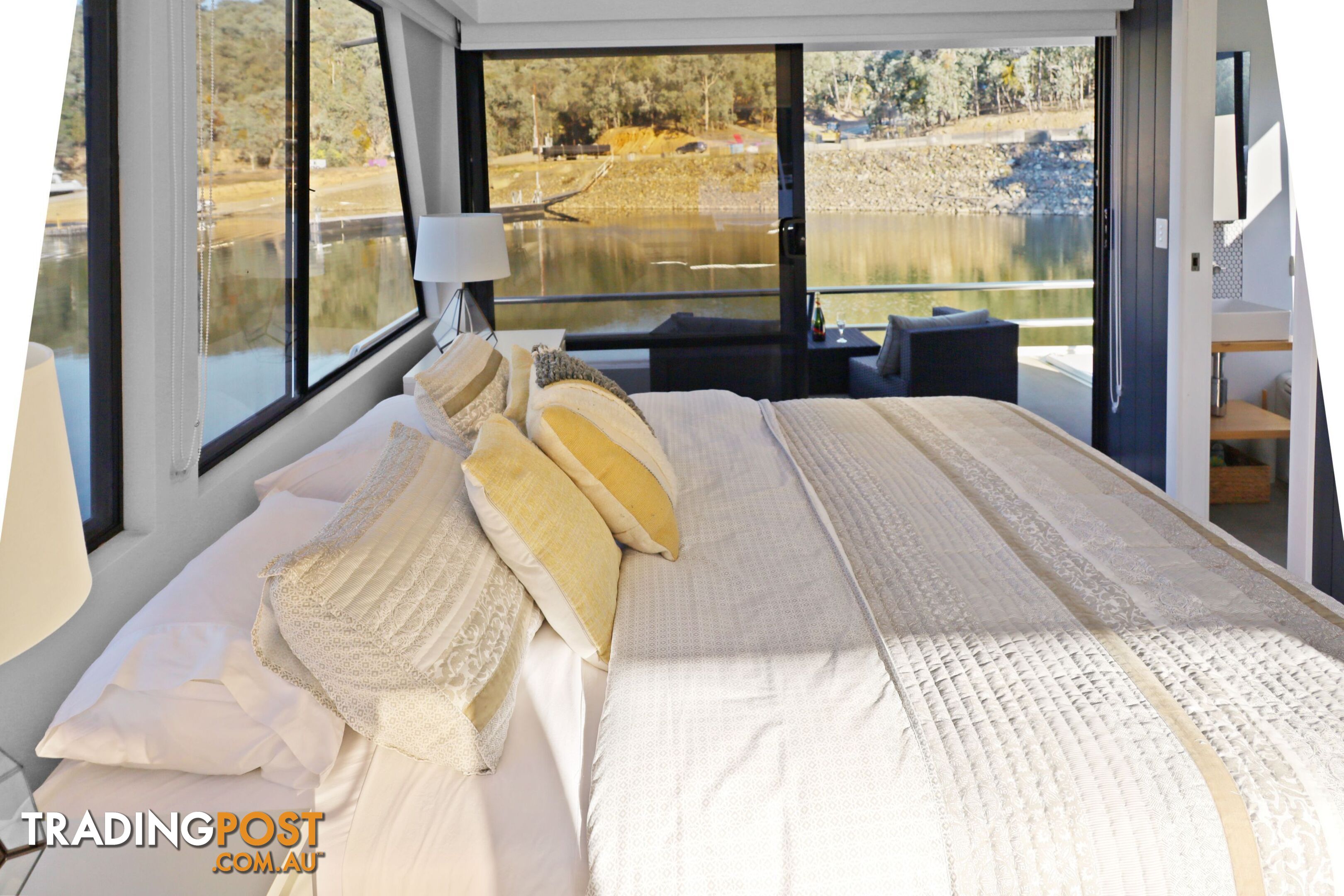 Top Gun Houseboat Holiday Home on Lake Eildon