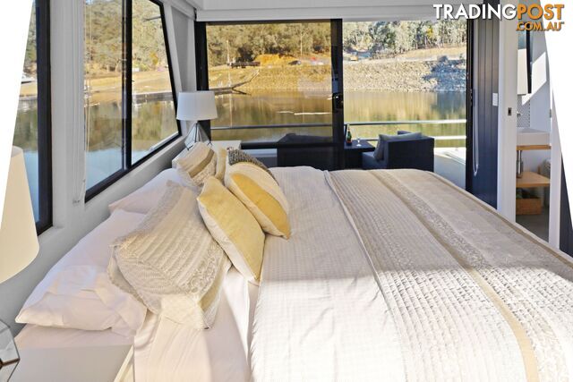 Top Gun Houseboat Holiday Home on Lake Eildon