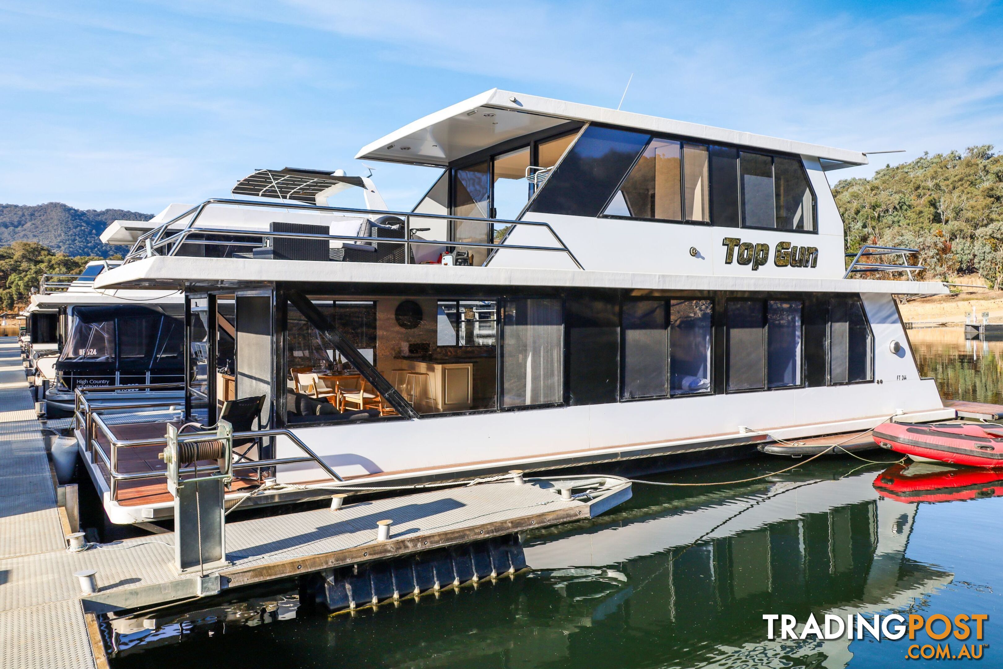 Top Gun Houseboat Holiday Home on Lake Eildon