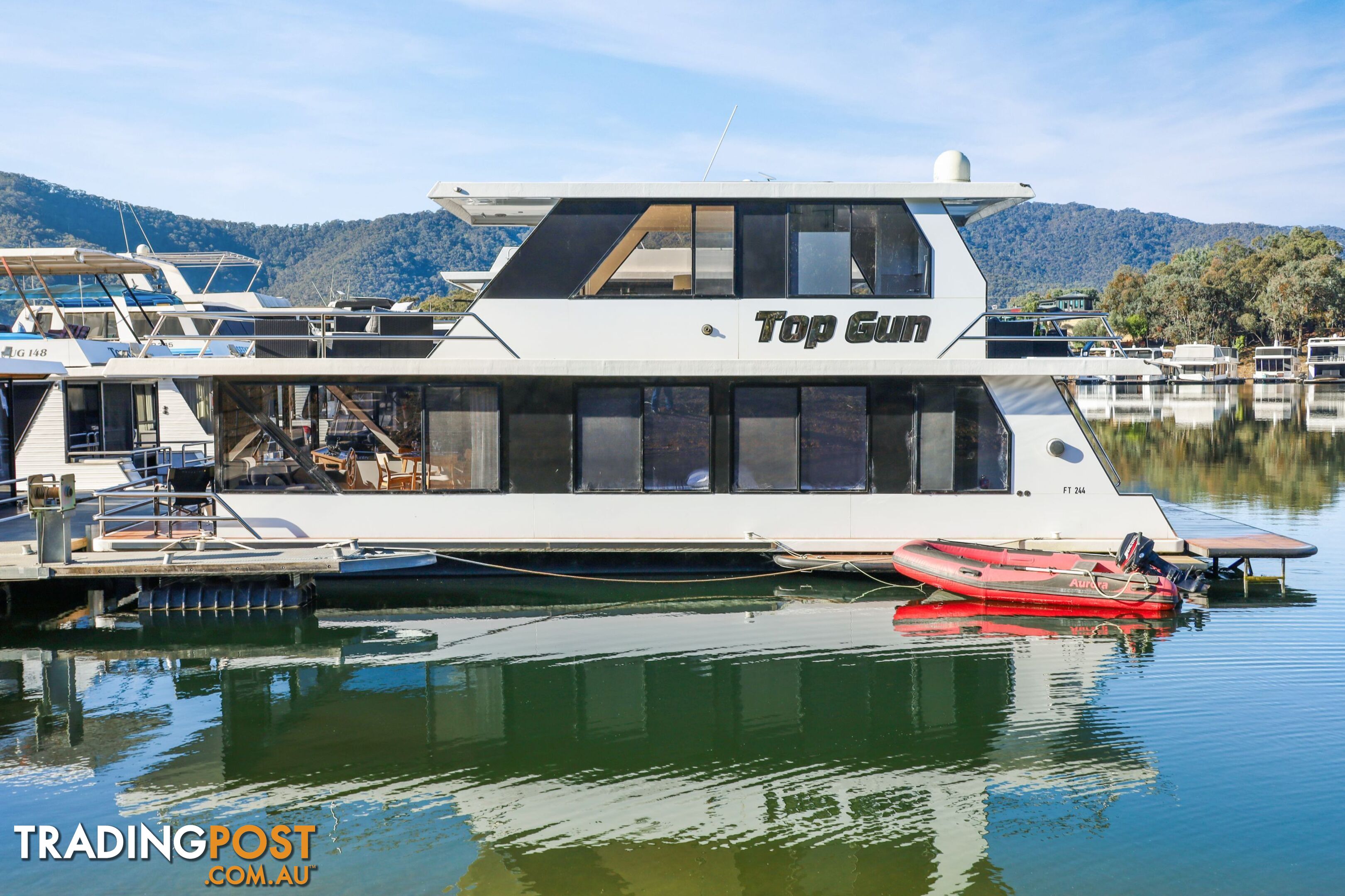 Top Gun Houseboat Holiday Home on Lake Eildon