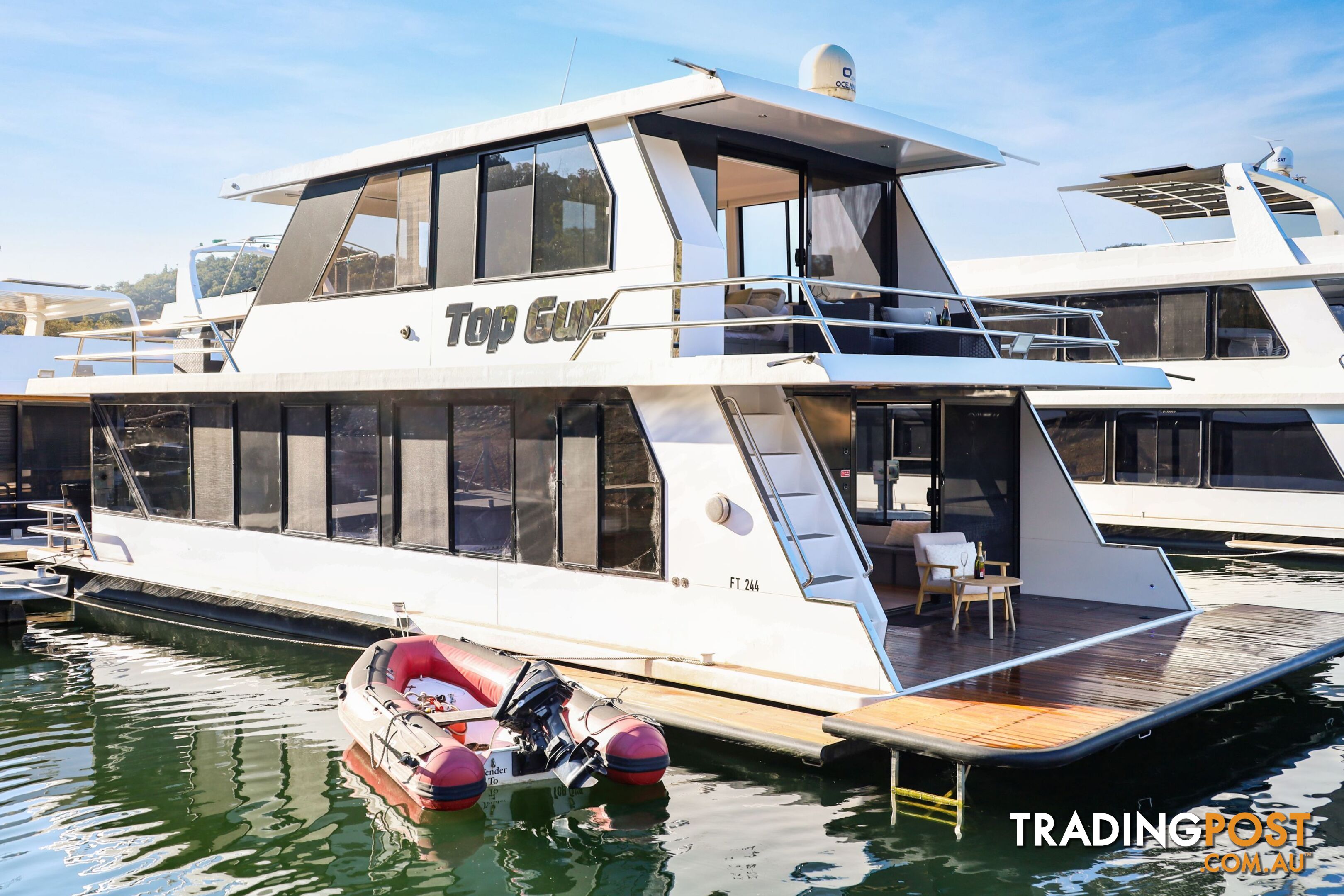 Top Gun Houseboat Holiday Home on Lake Eildon