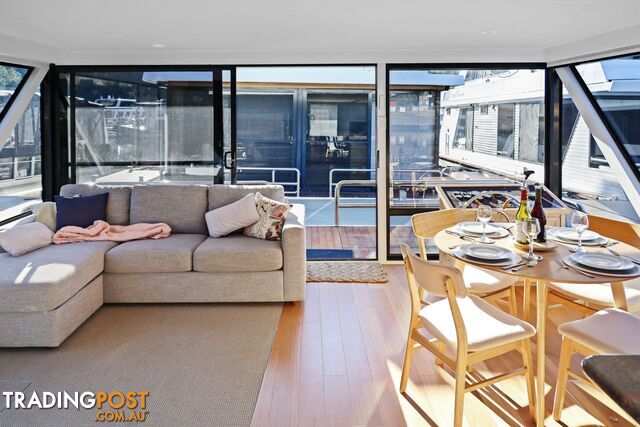 Top Gun Houseboat Holiday Home on Lake Eildon