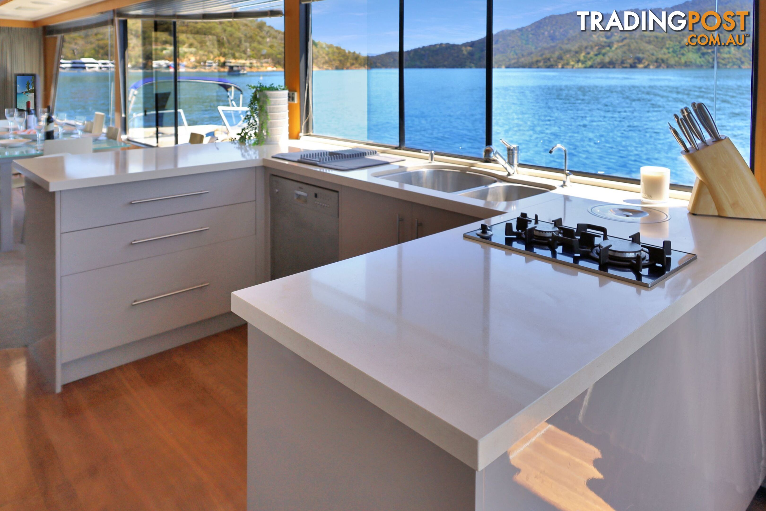 Suits Me Houseboat Holiday Home on Lake Eildon