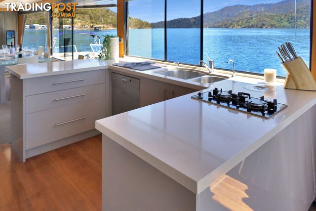 Suits Me Houseboat Holiday Home on Lake Eildon