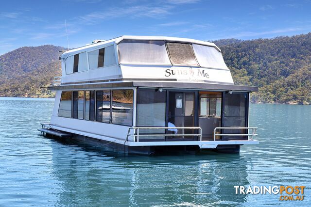 Suits Me Houseboat Holiday Home on Lake Eildon