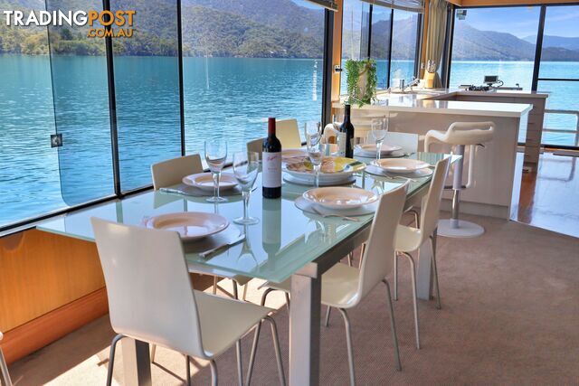 Suits Me Houseboat Holiday Home on Lake Eildon