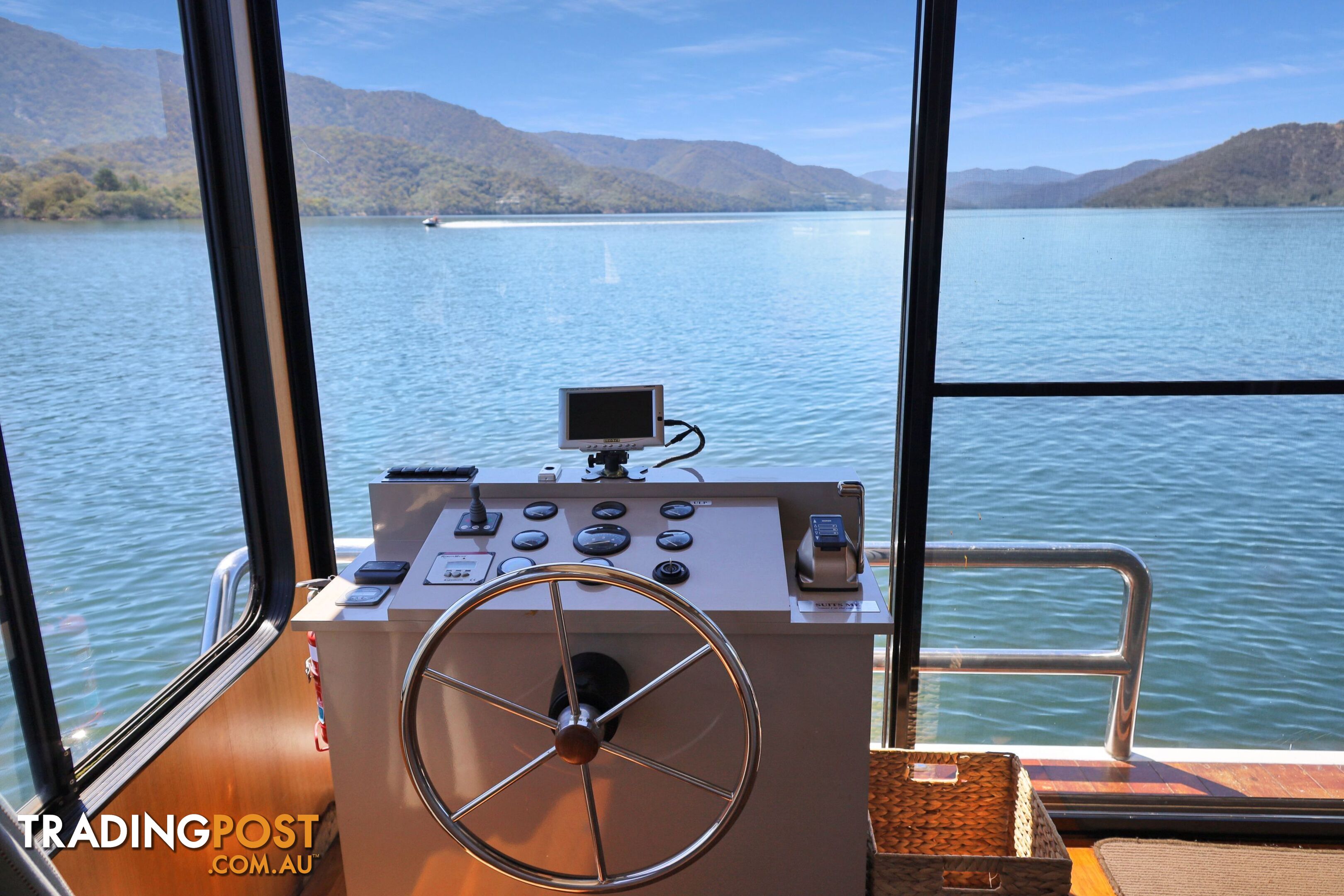 Suits Me Houseboat Holiday Home on Lake Eildon