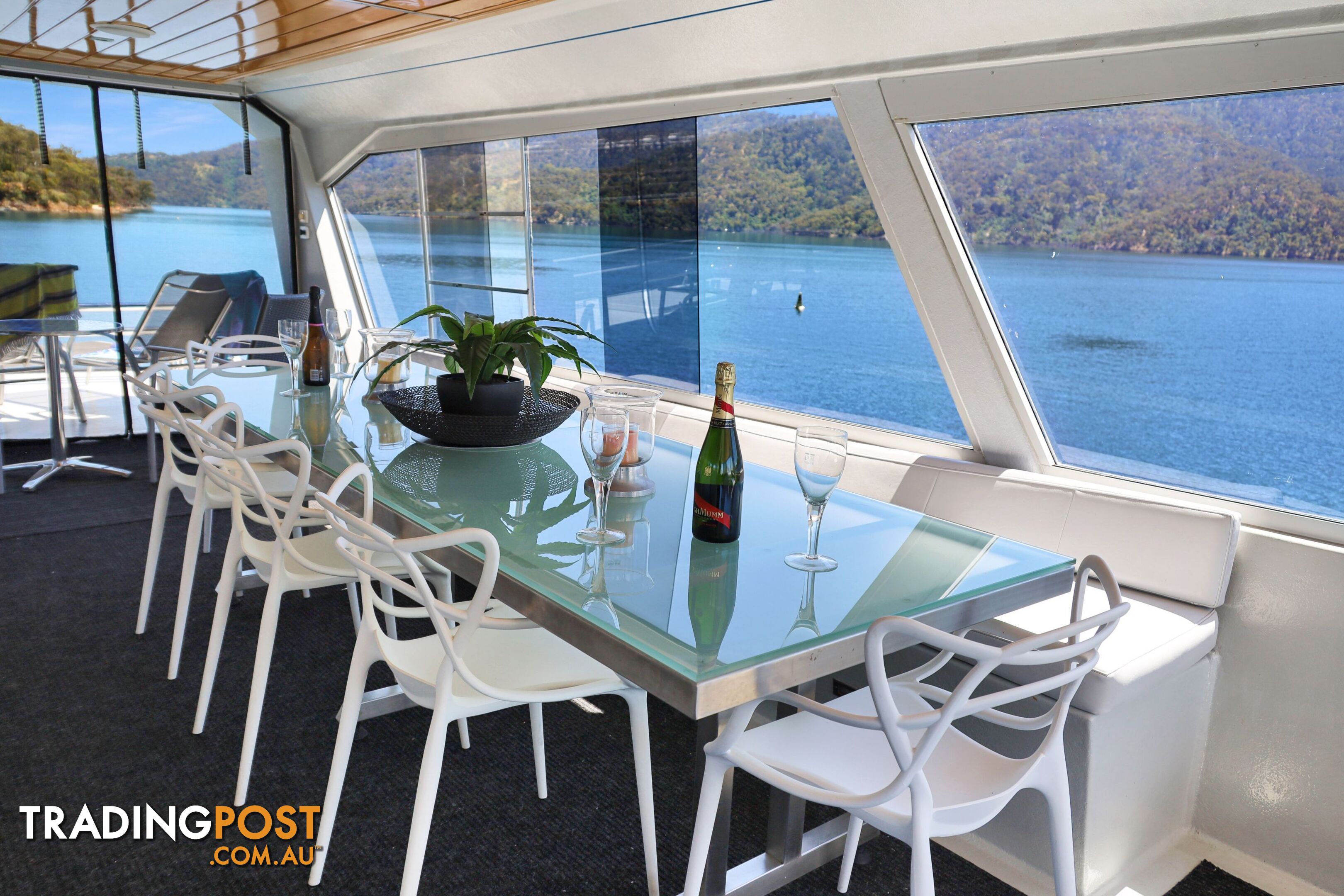 Suits Me Houseboat Holiday Home on Lake Eildon