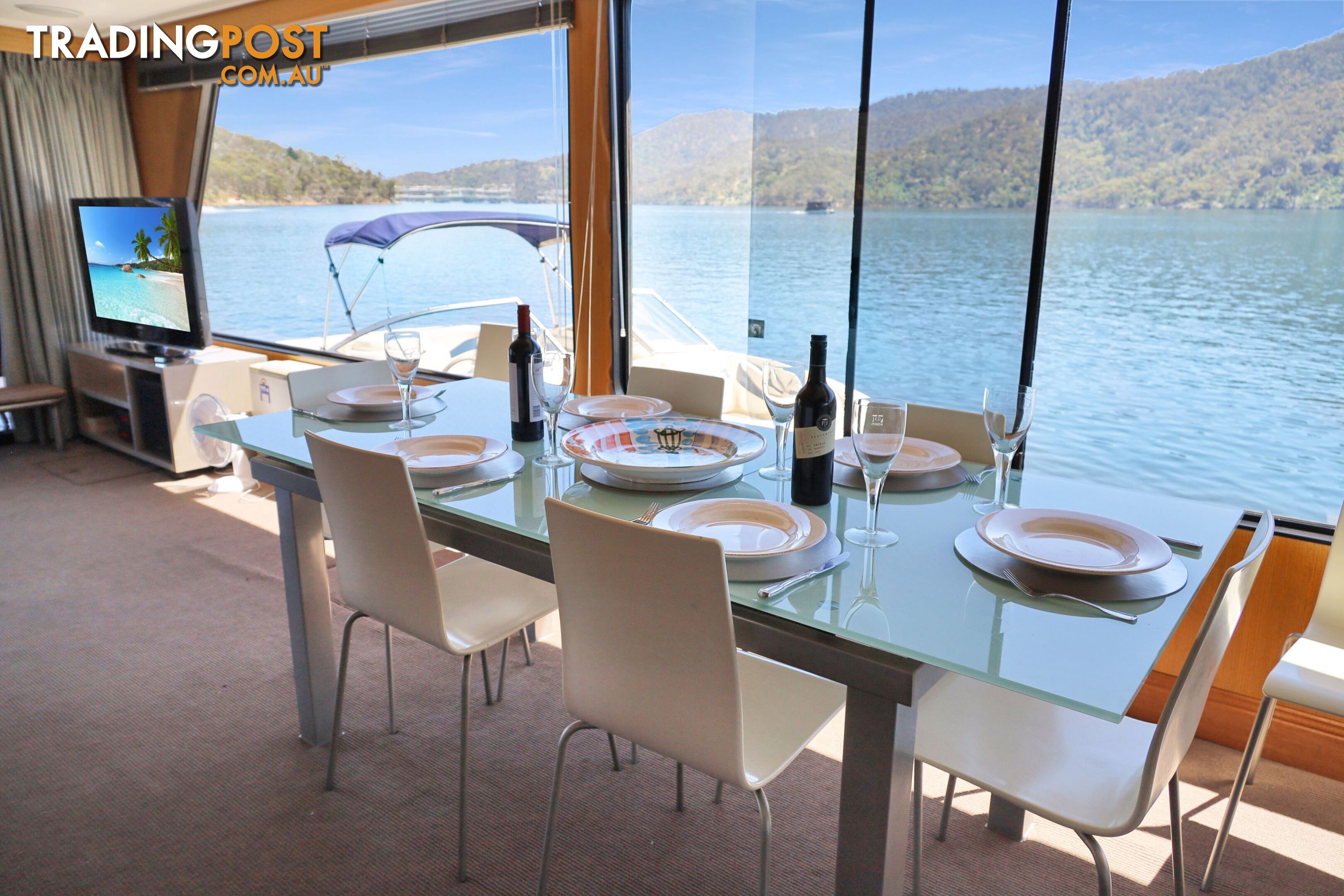 Suits Me Houseboat Holiday Home on Lake Eildon