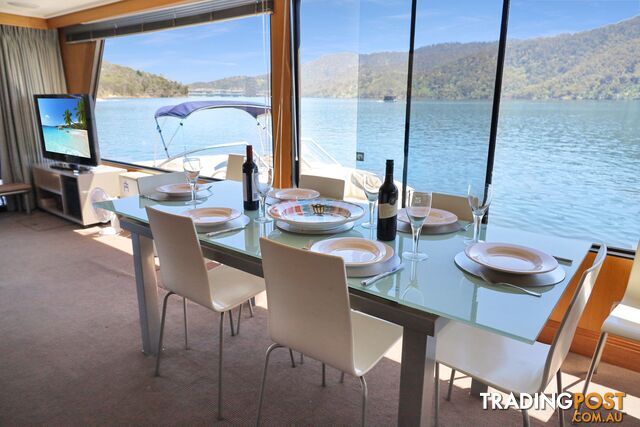 Suits Me Houseboat Holiday Home on Lake Eildon