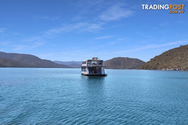 Suits Me Houseboat Holiday Home on Lake Eildon