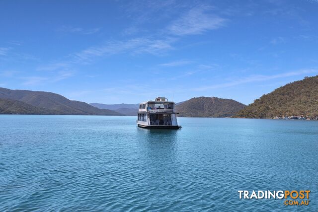 Suits Me Houseboat Holiday Home on Lake Eildon