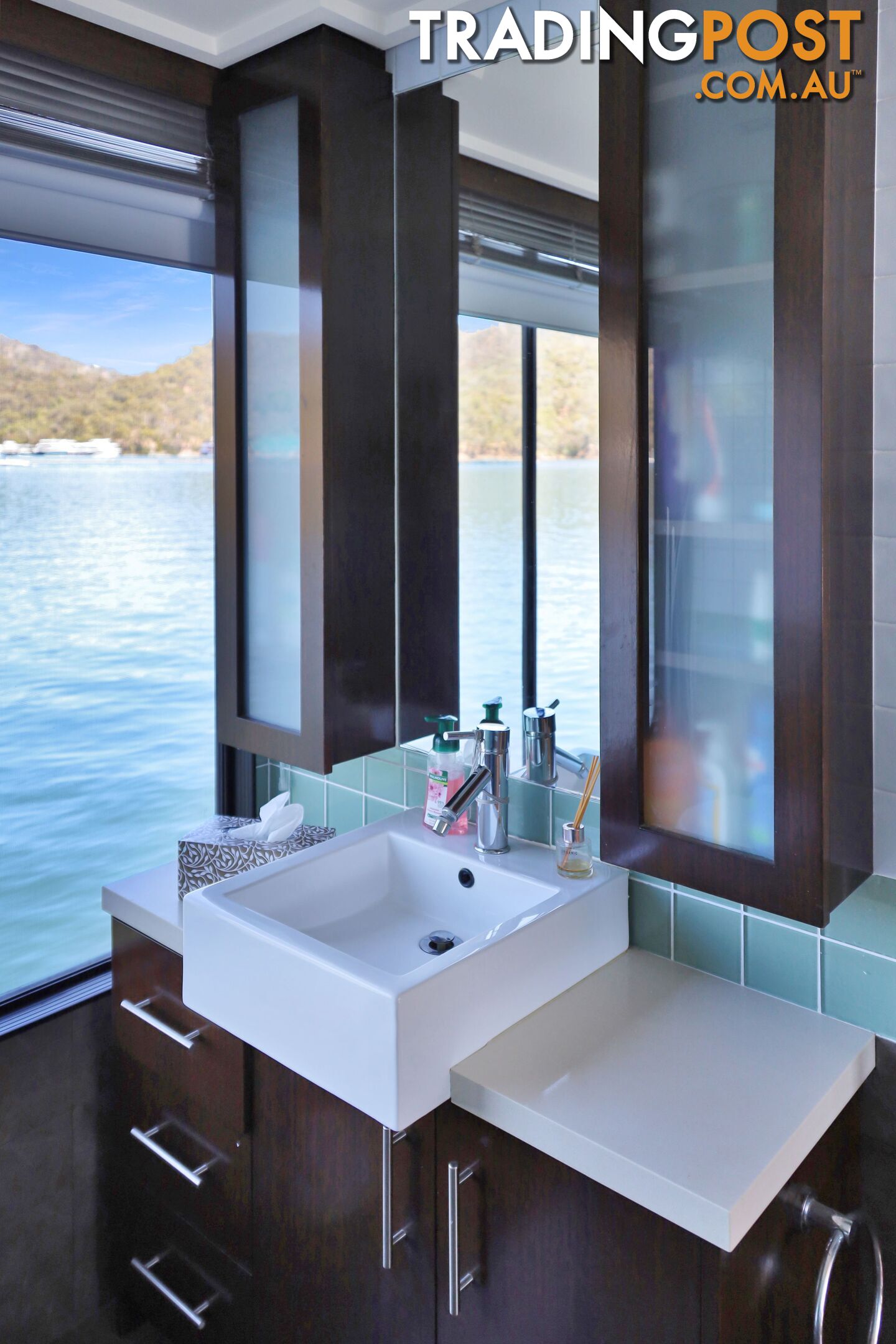 Suits Me Houseboat Holiday Home on Lake Eildon