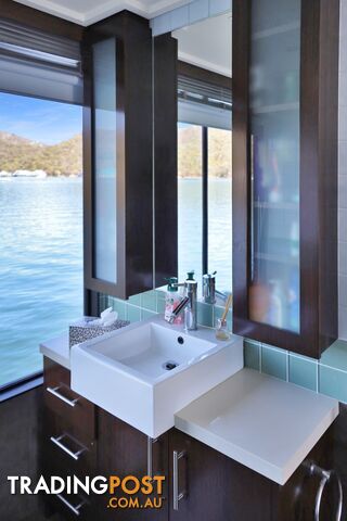 Suits Me Houseboat Holiday Home on Lake Eildon