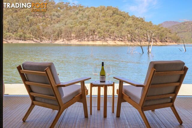 Leading Edge Houseboat Holiday Home on Lake Eildon