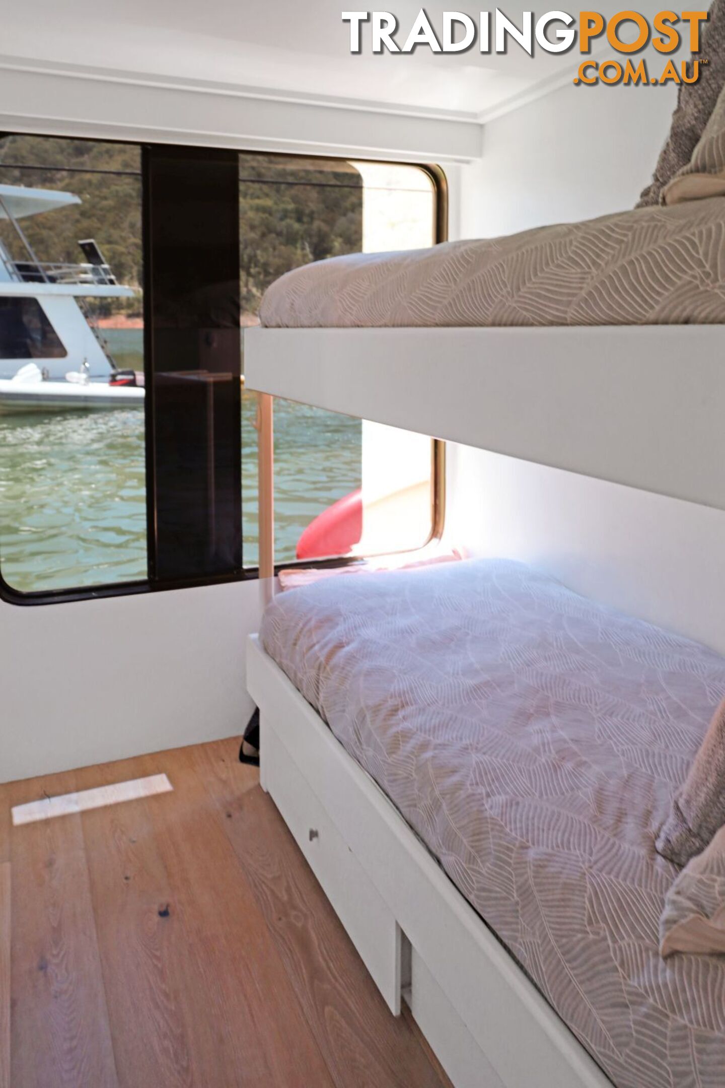 Leading Edge Houseboat Holiday Home on Lake Eildon