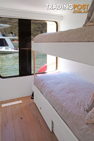 Leading Edge Houseboat Holiday Home on Lake Eildon