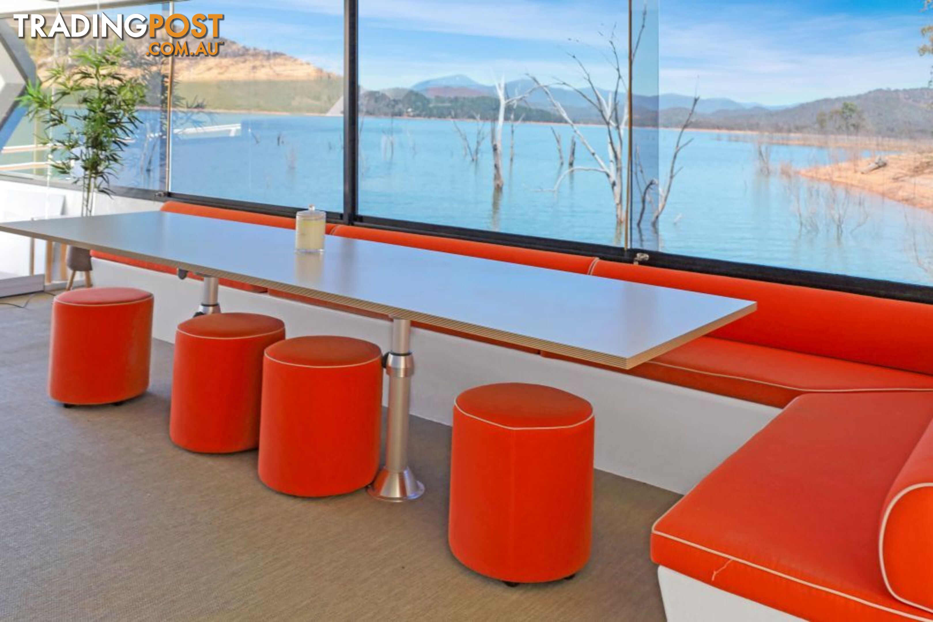 Leading Edge Houseboat Holiday Home on Lake Eildon