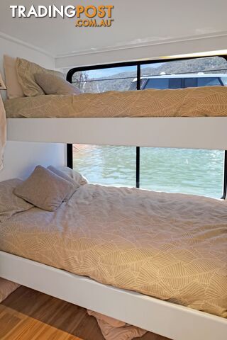 Leading Edge Houseboat Holiday Home on Lake Eildon