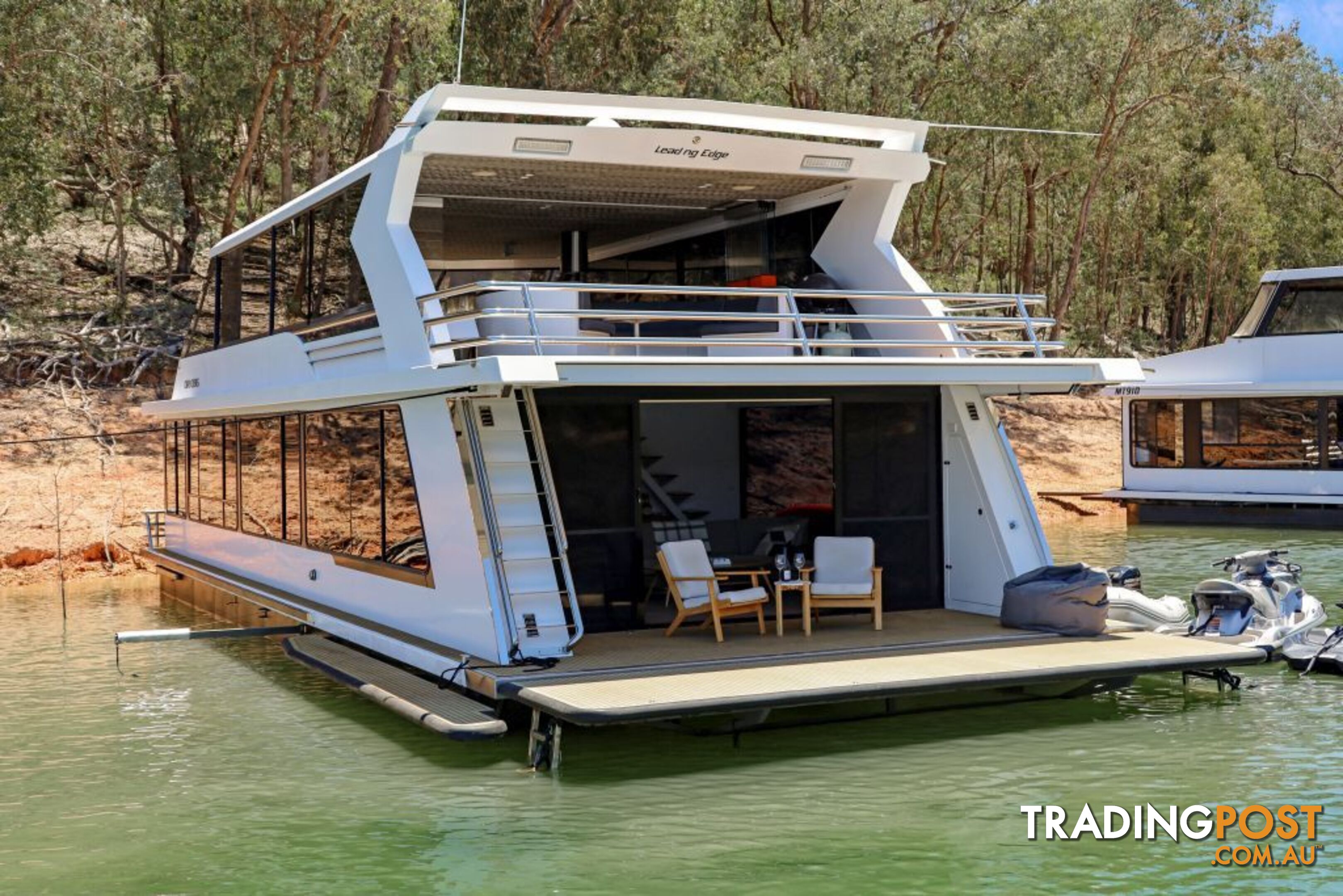 Leading Edge Houseboat Holiday Home on Lake Eildon