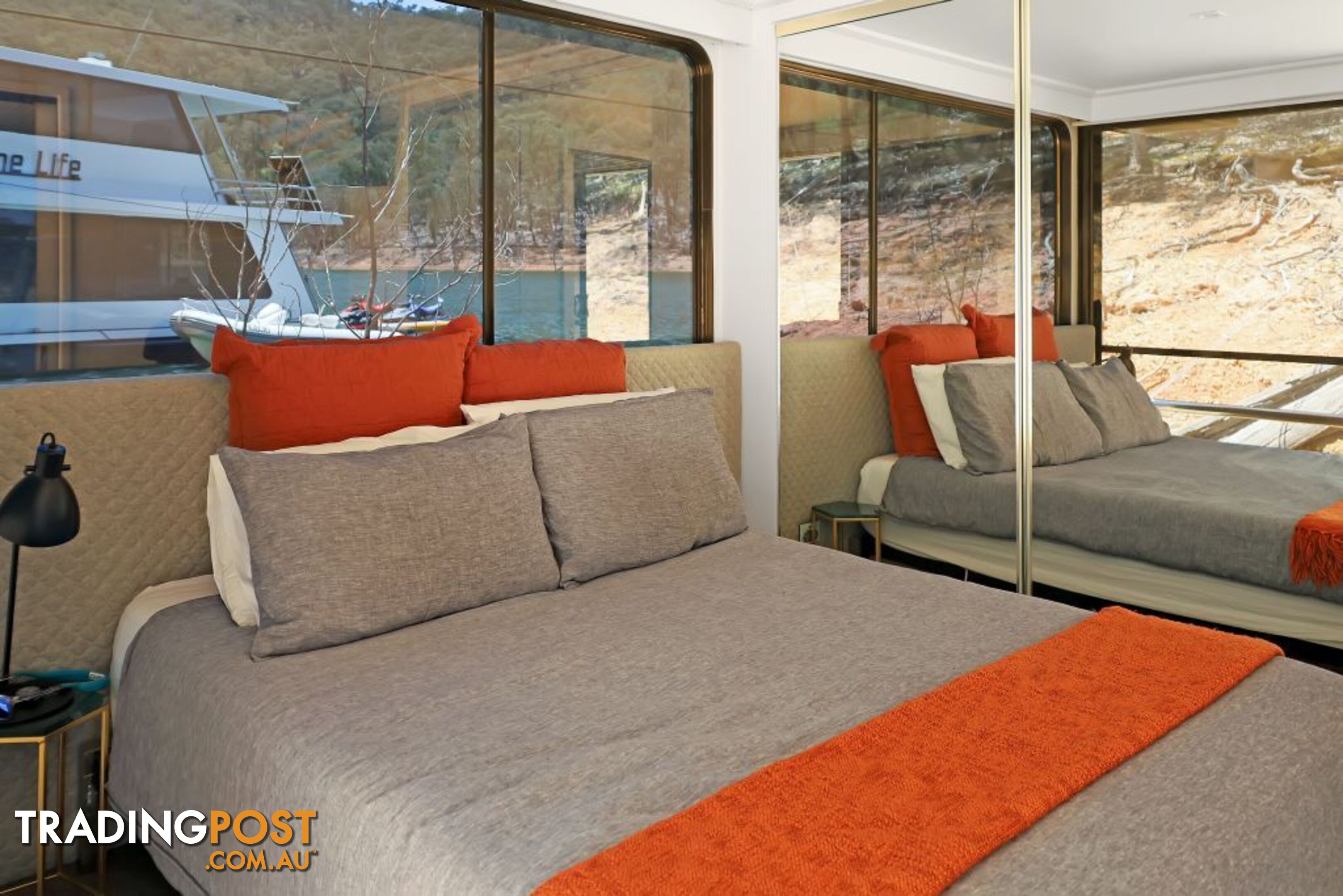 Leading Edge Houseboat Holiday Home on Lake Eildon