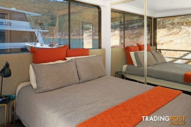 Leading Edge Houseboat Holiday Home on Lake Eildon