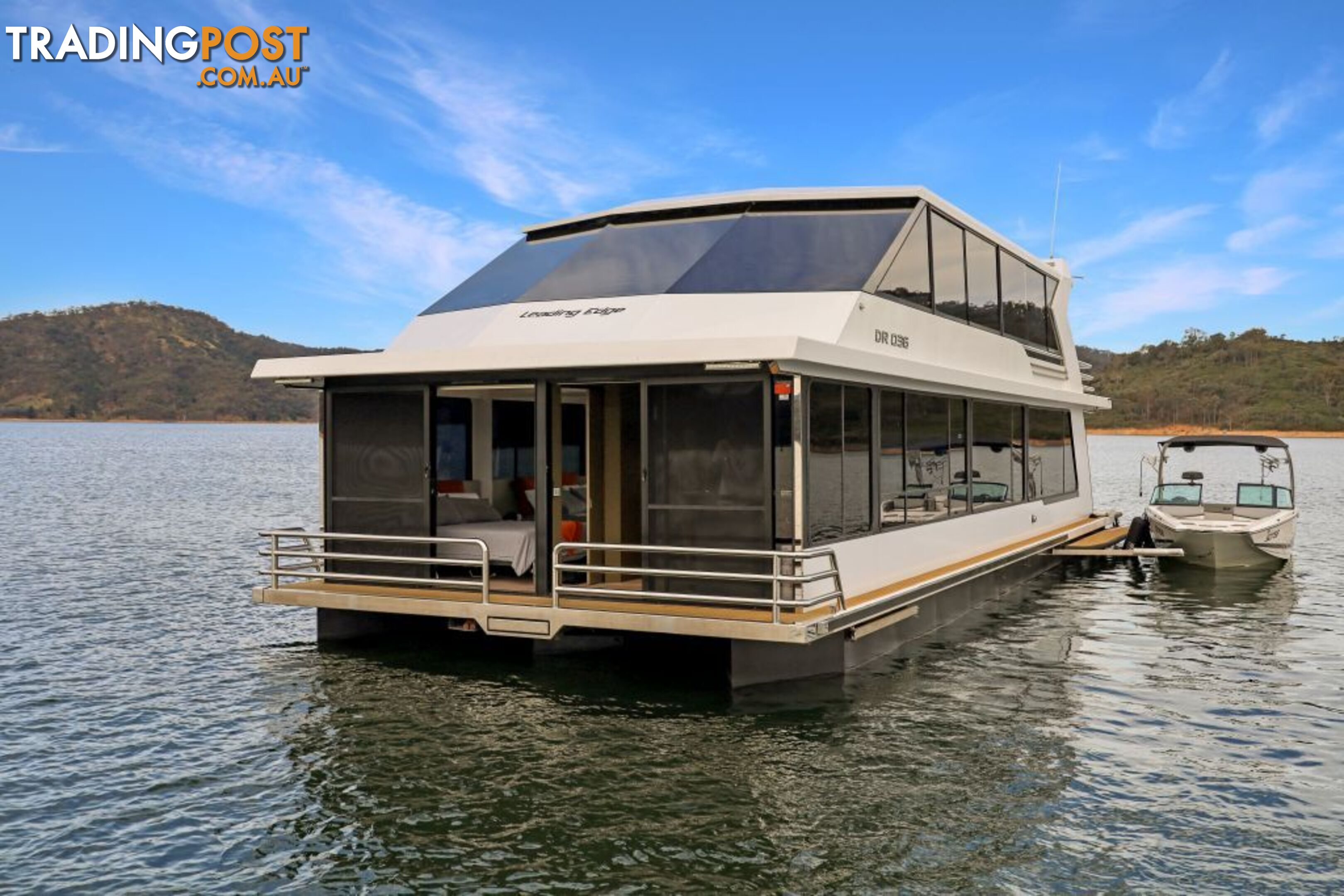 Leading Edge Houseboat Holiday Home on Lake Eildon