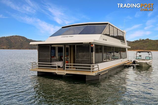 Leading Edge Houseboat Holiday Home on Lake Eildon