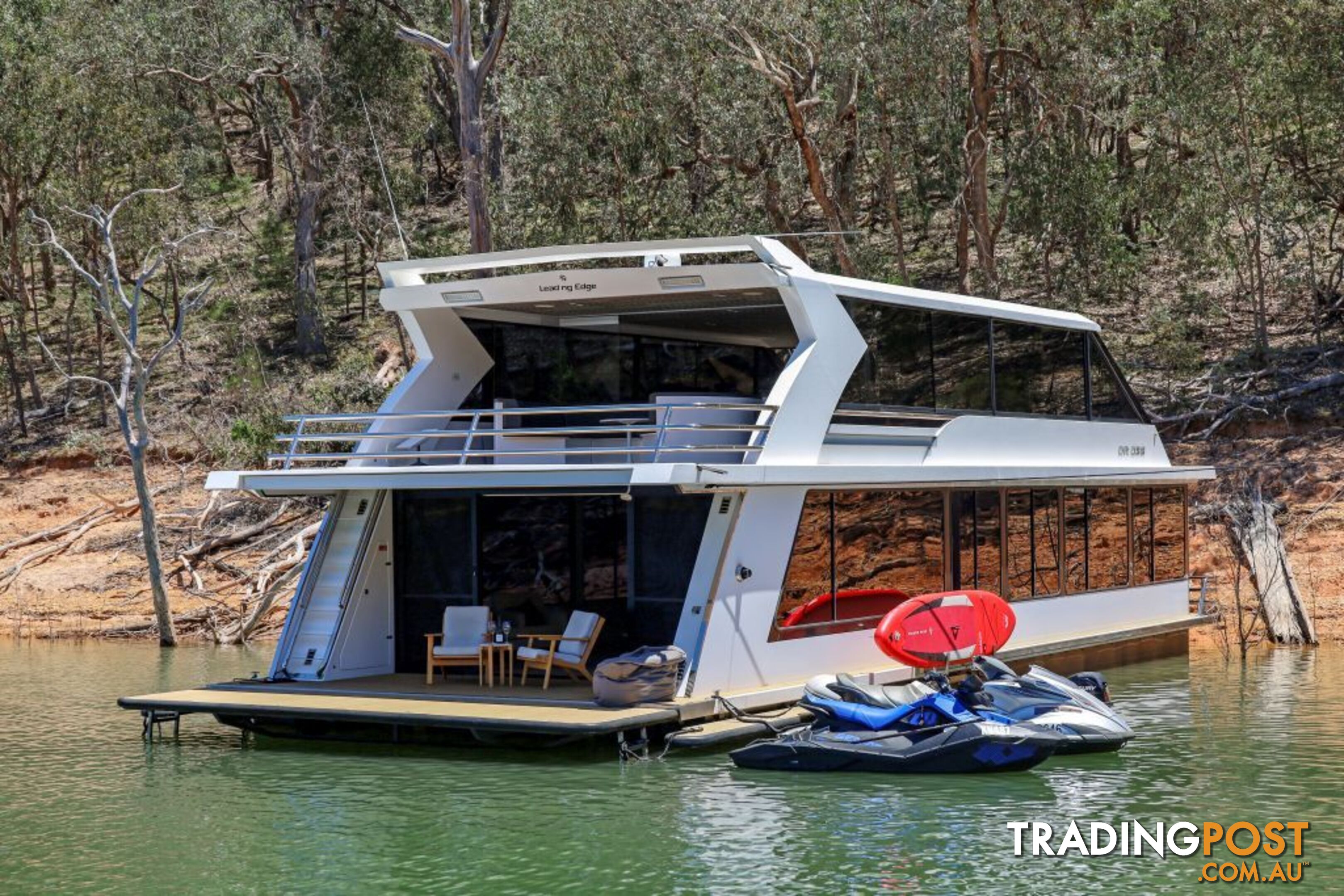 Leading Edge Houseboat Holiday Home on Lake Eildon