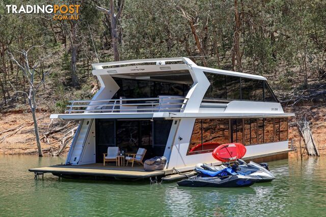 Leading Edge Houseboat Holiday Home on Lake Eildon