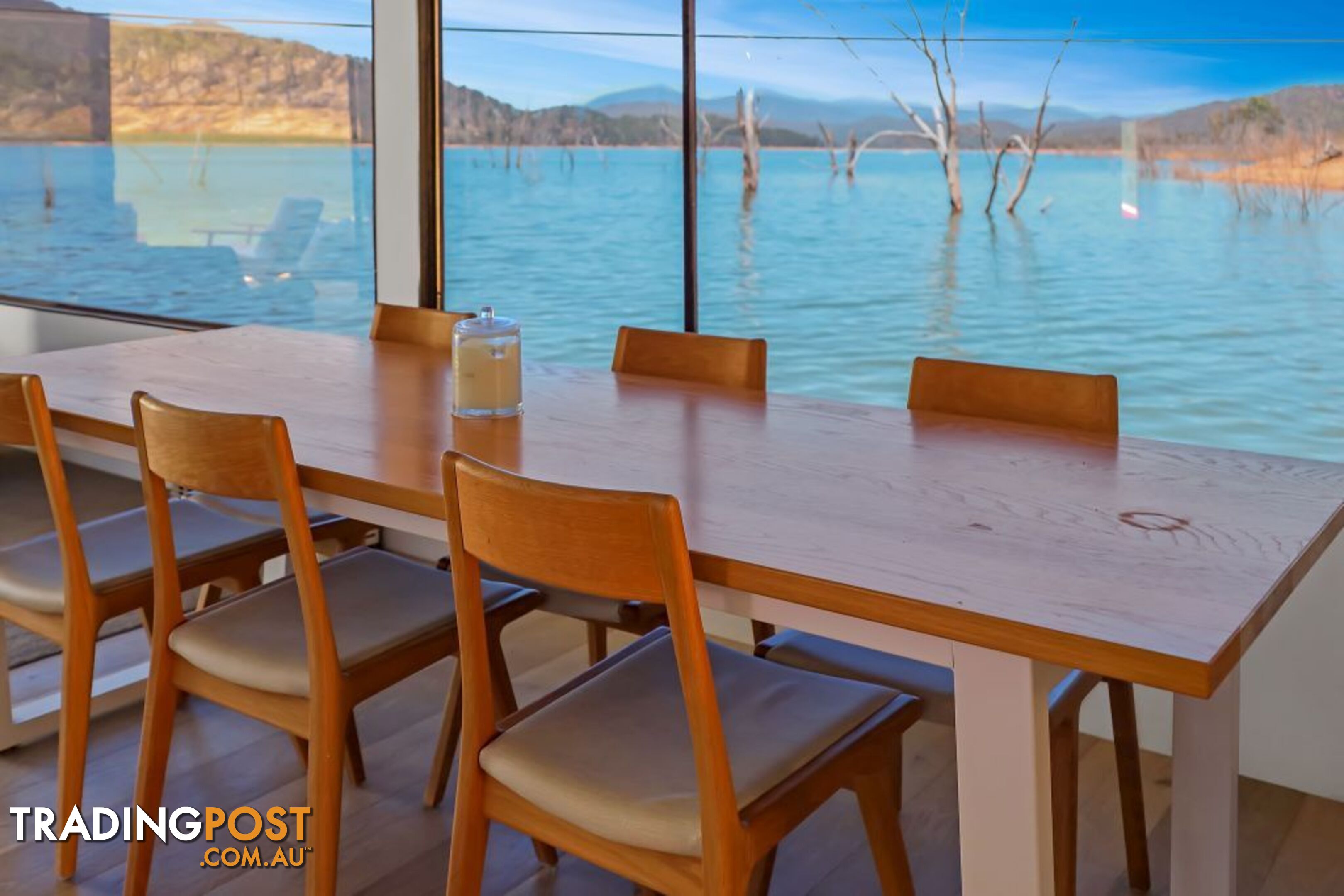 Leading Edge Houseboat Holiday Home on Lake Eildon