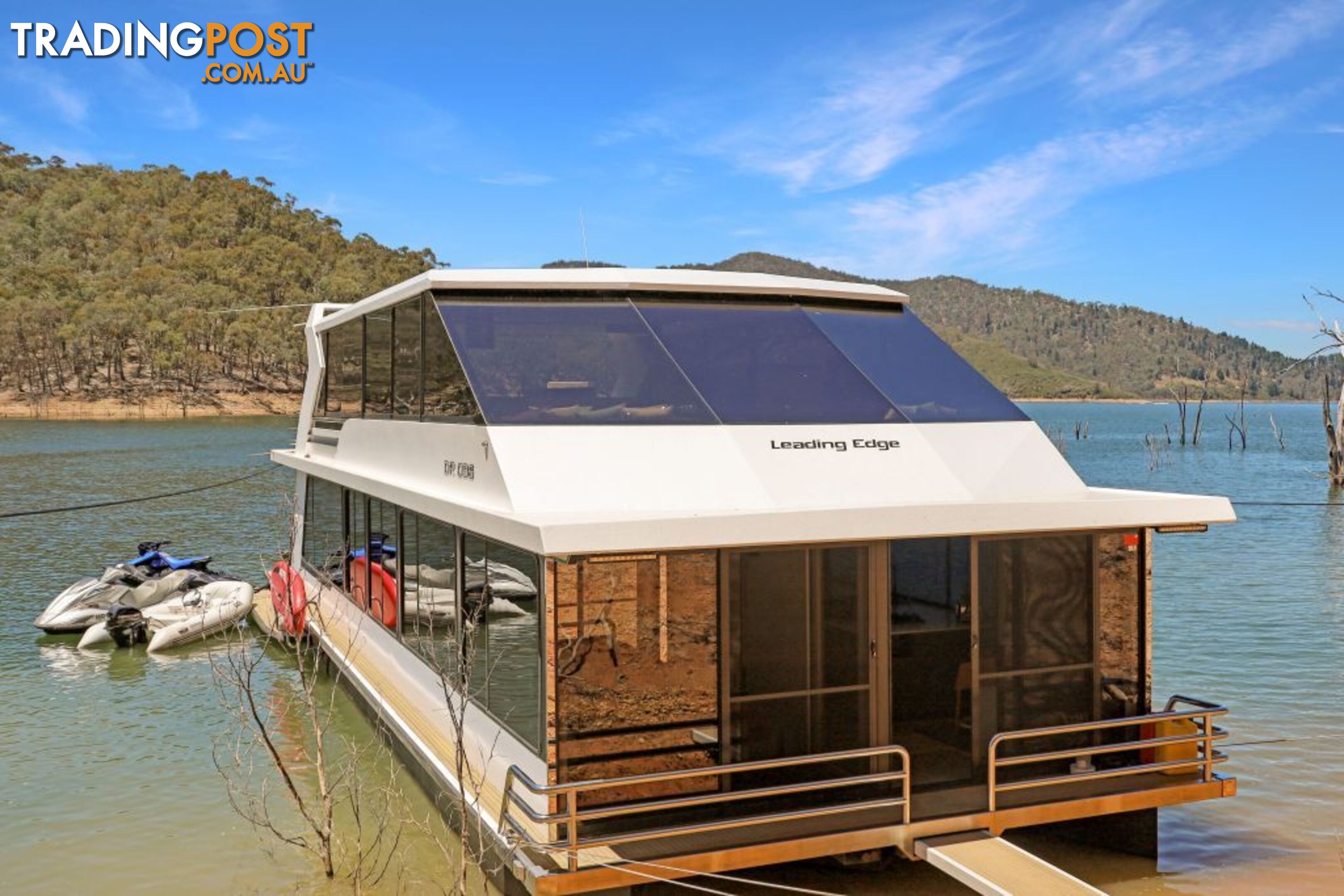 Leading Edge Houseboat Holiday Home on Lake Eildon