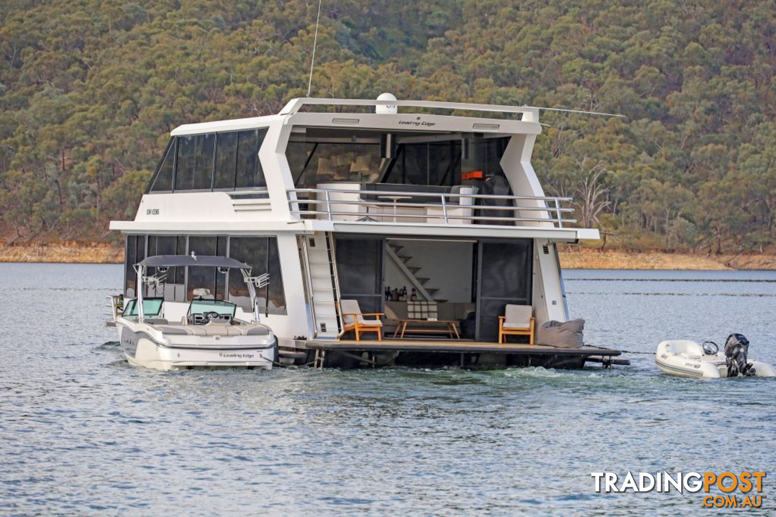 Leading Edge Houseboat Holiday Home on Lake Eildon