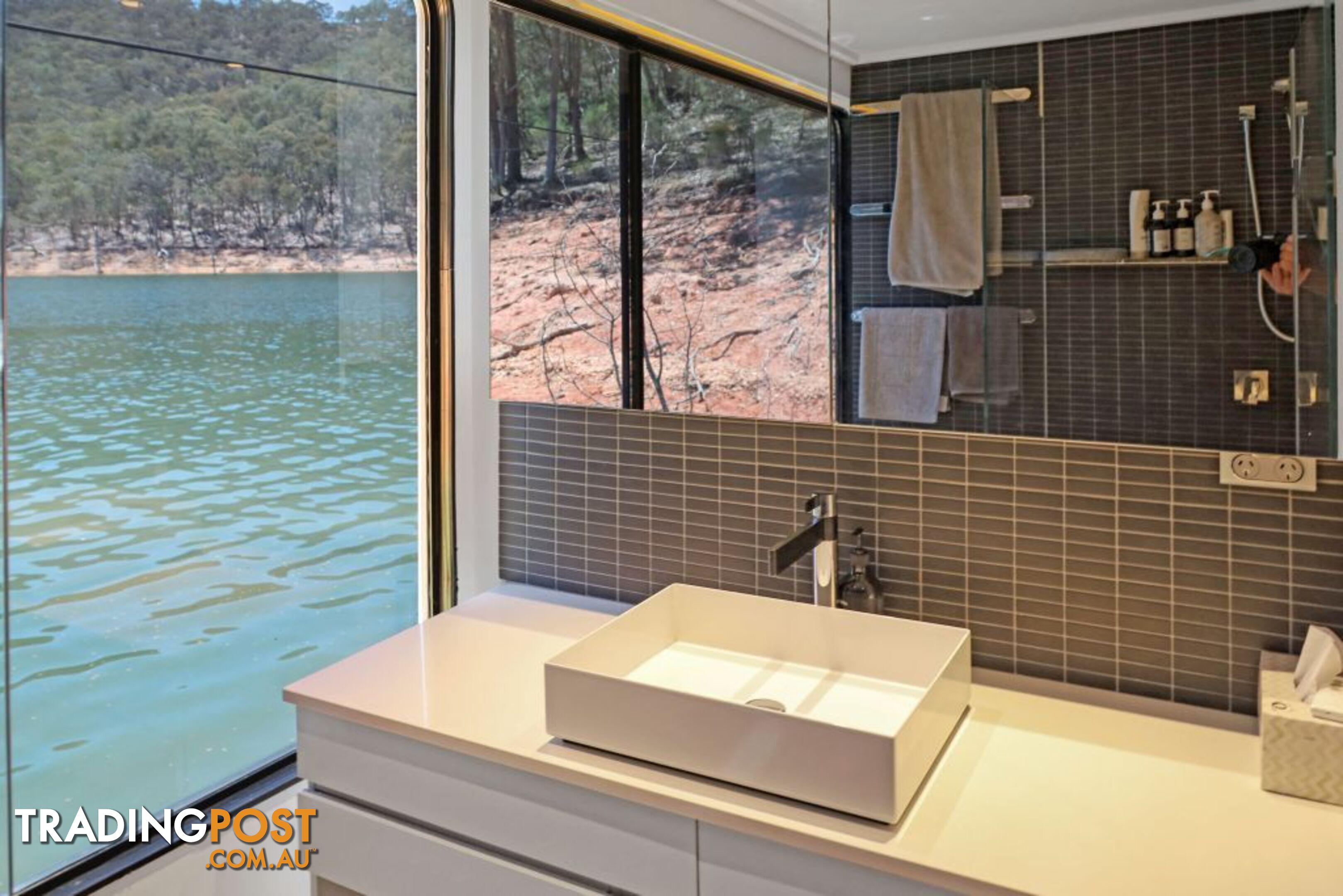 Leading Edge Houseboat Holiday Home on Lake Eildon