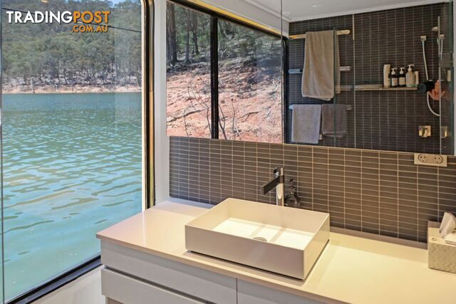 Leading Edge Houseboat Holiday Home on Lake Eildon