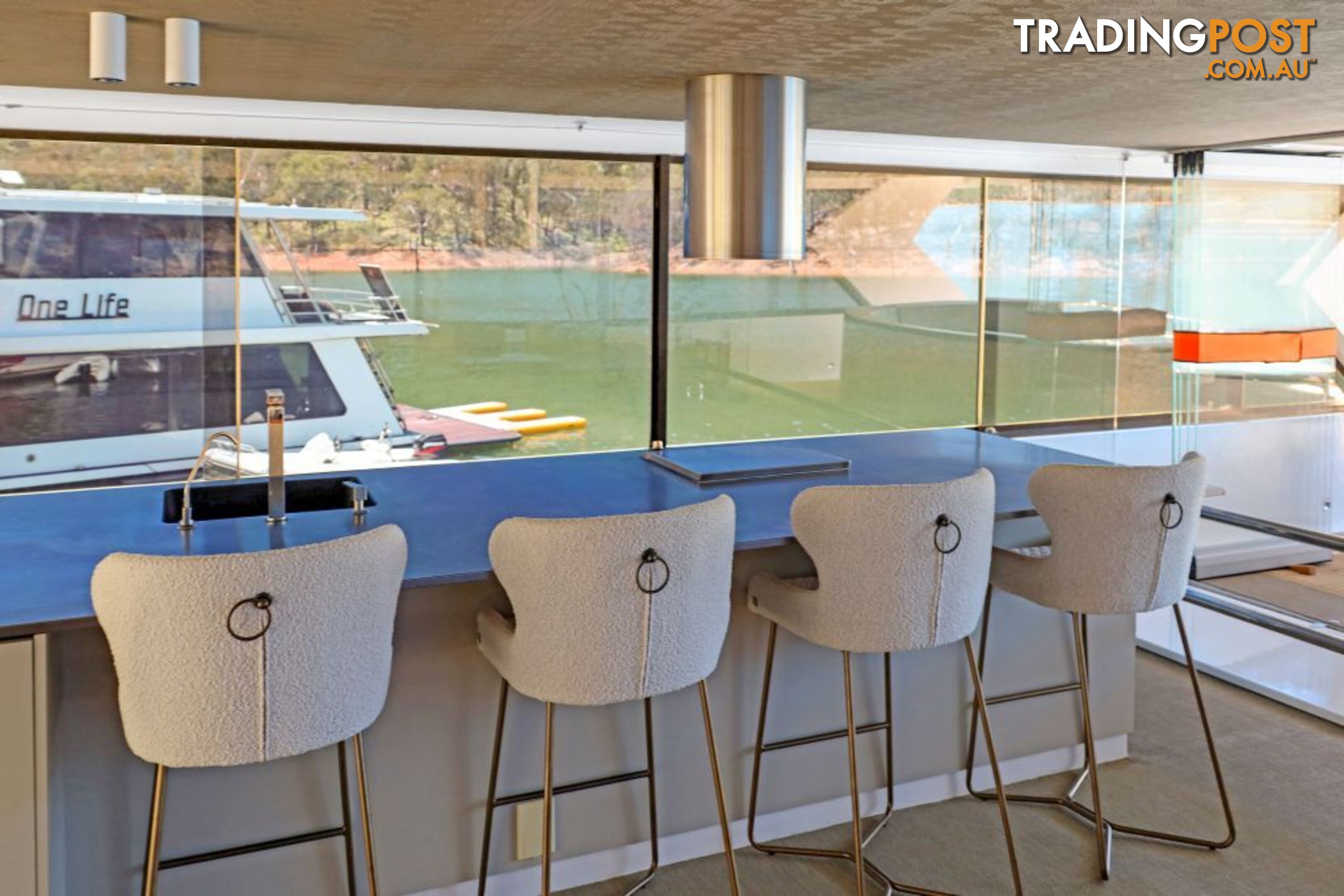 Leading Edge Houseboat Holiday Home on Lake Eildon