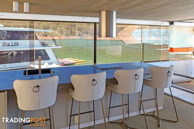 Leading Edge Houseboat Holiday Home on Lake Eildon